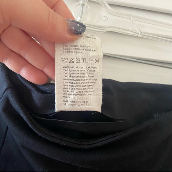 Girlfriend Collective High-Rise Compressive 7/8 Leggings in Black - Picture 5 of 9